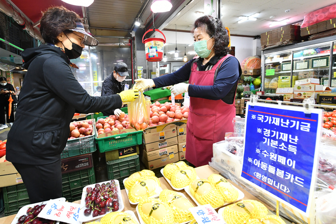 수원지역의 전통시장의 한 점포에 수원페이 사용을 권장하는 안내문이 붙어 있다. (사진=수원시 제공)
