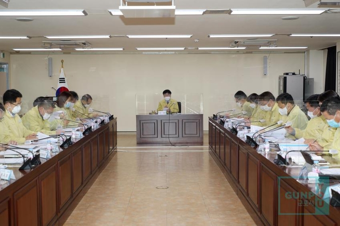 한대희 시장(가운데)이 간부회의를 주재하고 있다