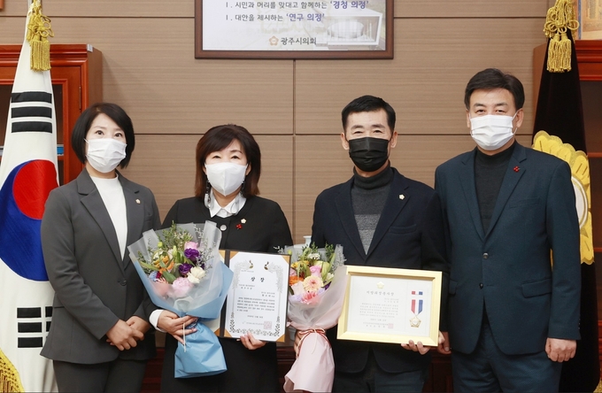 광주시의회의 임일혁 의장과 황소제 의원이 각각 지방의정봉사상과 매니페스토 약속대상을 수상한 가운데 방세환·이은채 동료 시의원과 함께 기념사진을 찍고 있다. (사진=광주시의회 제공)