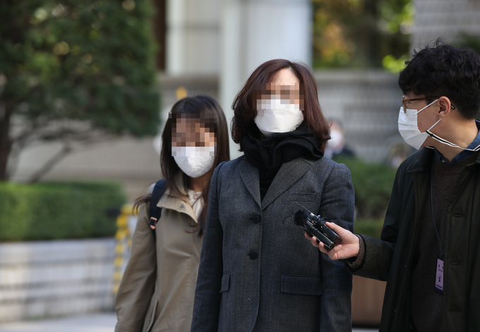 법정으로 향하는 정경심 동양대 교수. (사진=연합뉴스 제공)
