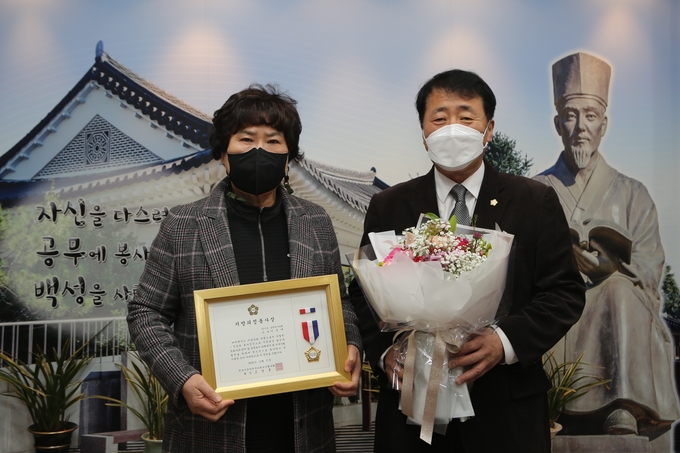 남양주시의회 이정애 의원이 29일 전국시군자치구의회의장협의회에서 주관한 지방의정봉사상을 수상했다. 지방의정봉사상 시상은 코로나19 확산방지를 위해 남양주시의회 이철영 의장이 대신 전달했다.(사진=남양주시의회 제공)
