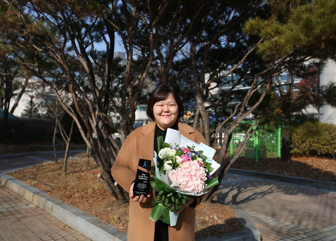 하남시의회 이영아 의원이 ‘제3회 내 삶을 바꾸는 생활정책대상’을 수상하고 기뻐하는 모습. (사진=하남시의회 제공)