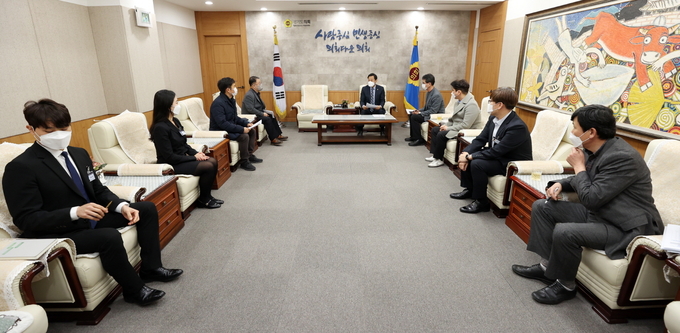 경기도의회 장현국 의장이 코로나19 생활치료센터 근무 예정 직원들을 격력하고 있다(사진=경기도의회 제공)