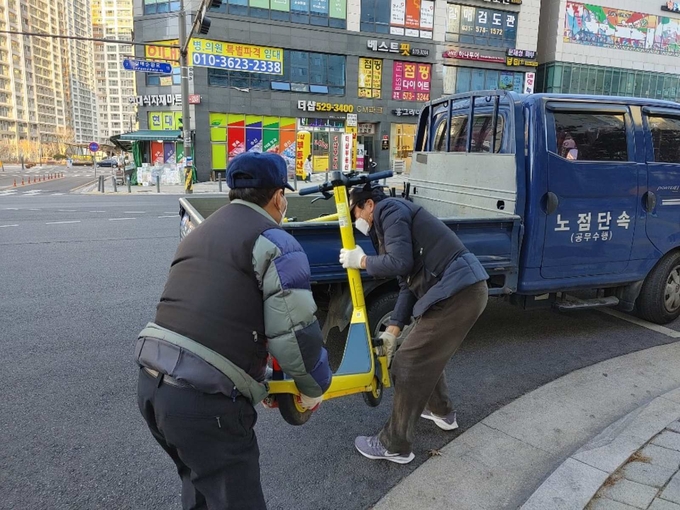 구리시가 무단 적치 운영 중인 전동 킥보드를 강제 수거하고 있다. (사진=구리시 제공)