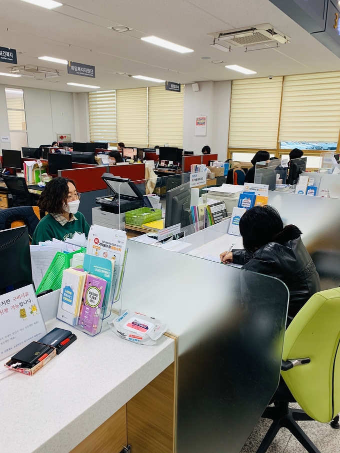평생 자신의 호적 유무도 모른 채 살아온 A씨가 별내행정복지센터의 도움으로 68년 만에 첫 주민등록증을 발급받아 드디어 복지서비스를 받을 수 있게 됐다. (사진=남양주시 제공)