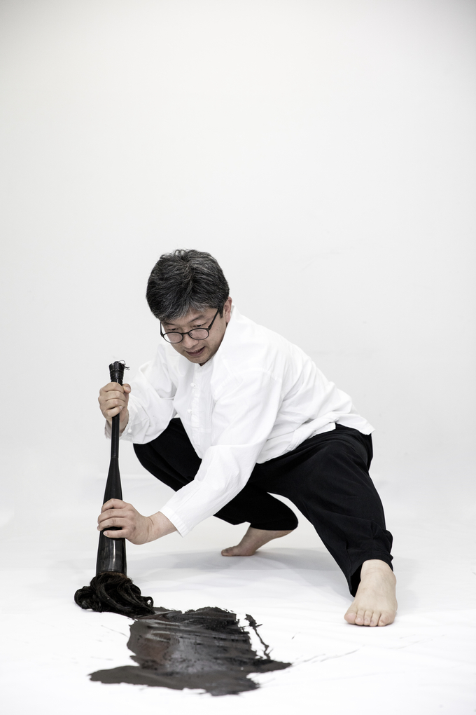 장천(章川) 김성태 선생이 신축년 새해 경기신문의 슬로건, '우직하게 일어나소'를 직접 쓰고 디자인해 전달해줬다. (사진=작가 제공)