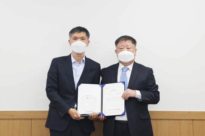 남양주시의회 김현택 의원(왼쪽)이 30일 남양주시 의정감시단에서 주관하는 2020년 의정대상을 수상했다.(사진=남양주시의회 제공)