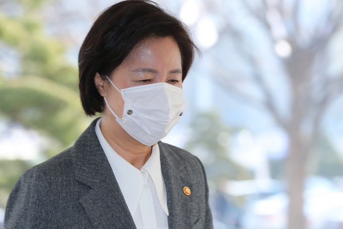 추미애 법무부 장관이 윤석열 검찰총장의 정직 2개월 징계 집행정지와 관련해 항고하지 않기로 결정했다. (사진=연합뉴스 제공) 