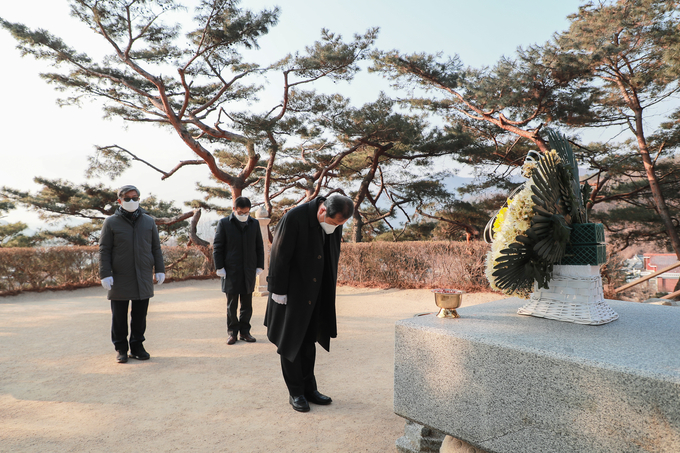 조광한 시장과 관계자들이 조안면 소재 정약용묘역을 방문해 헌화·분향하고 있다.(사진=남양주시 제공)