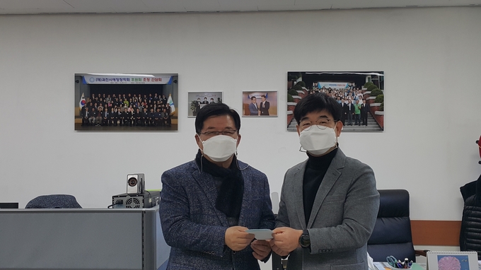 농협은행 과천시지부가 과천시애향장학장학회에 장학기금을 전달하고 있다. 