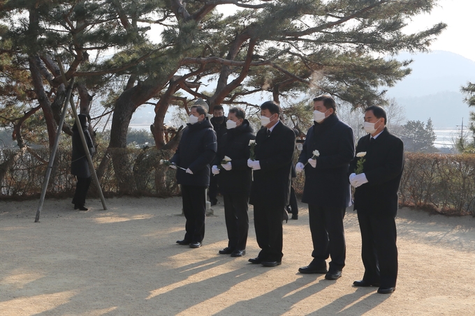 남양주시의회 의철영 의장과 의장단,의회사무국장이 4일 현충탑과 다산묘역을 찾아 참배했다.(사진=남양주시의회 제공)