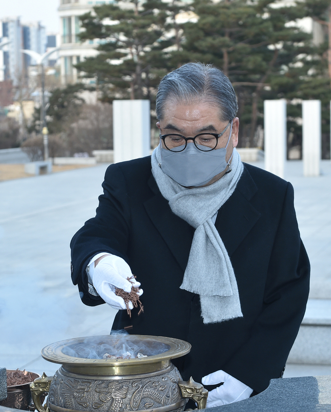 4일 수원시 현충탑을 찾은 이재정 경기도교육감이 분향하고 있다. 이 교육감은 이날 현충탑 참배로 2021년 새해 공식 일정을 시작했다. (사진=경기도교육청 제공)