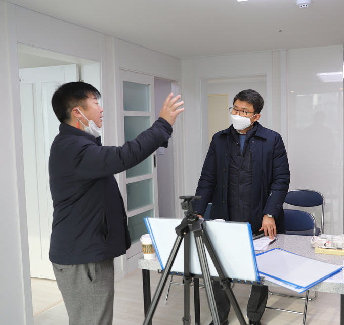 김성호 신임 LH 경기지역본부장이 4일 수원시 장안구 송죽동 공공전세주택 현장을 방문하고 있다. (사진=LH 경기지역본부 제공)