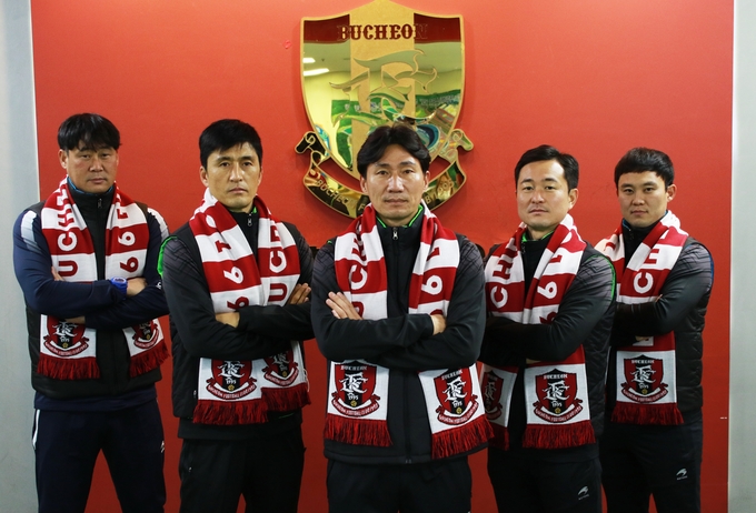 프로축구 K리그2 부천FC1995가 신임 이영민 감독과 함께 할 2021년 코치진 구성을 완료했다. 왼쪽부터 김지운 GK코치, 민영기수석코치, 이영민감독, 권요규코치, 김형록 피지컬코치. (사진=부천FC1995 제공)