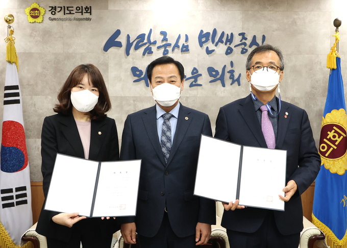 경기도의회 장현국(가운데) 의장이 의회 법률고문으로 김지은(왼쪽) 변호사와 이정호(오른쪽) 변호사를 신규 위촉하고 있다(사진=경기도의회 제공)