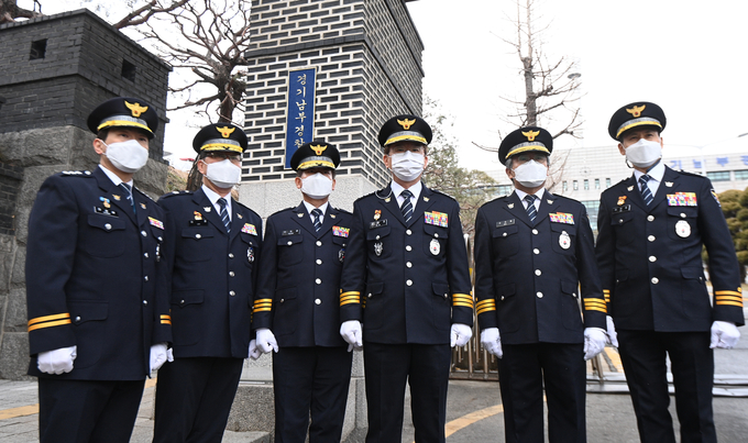 4일 오후 4시 김원준 경기남부경찰청장(오른쪽 세 번째)와 관계자들이 현판식을 갖고 기념사진을 찍고 있다. (사진=조병석 기자)