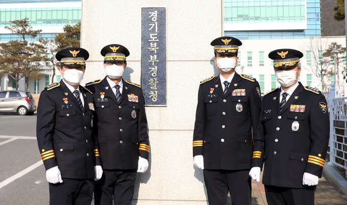 4일 경기북부지방경찰청에서 '지방'을 뺀 경기도북부경찰청으로 정문 현판을 교체하는 현판식을 갖고 관계자들이 기념사진을 찍고 있다. ( 사진=경기도북부경찰청 제공) 
