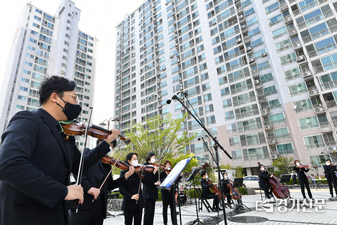 지난해 4월 코로나19 확산 속에 수원의 한 공동주택 단지에서 오케스트라 공연이 열려 시민들이 베란다에서 관람하고 있다. (사진=수원시 제공)