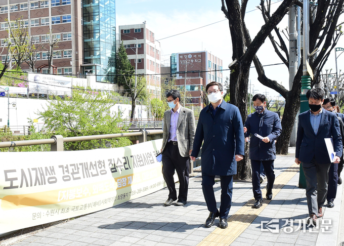 염태영 수원시장이 행궁동 도시재생사업 현장을 둘러보고 있다. (사진=수원시 제공)