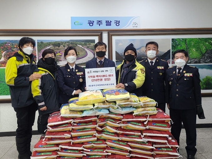 광주소방서 의용소방대 장복희 대장 등 대원들이 도척면을 찾아 서준규 면장에게 물품 전달 후 기념사진을 찍고 있다. (사진=광주소방서제공)