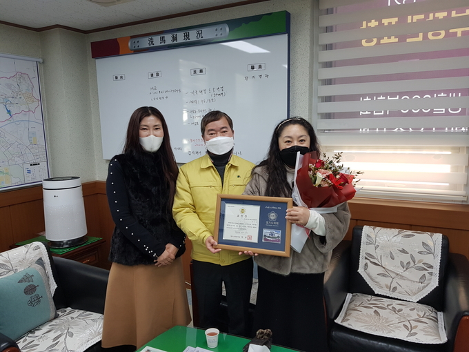 세마동 지역사회보장협의체 복수정 위원이 경기도의회 의장 표창을 수상했다.(사진=세마동 제공)