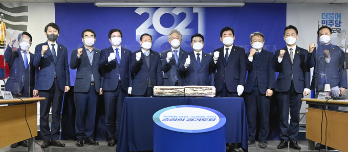 더불어민주당 경기도당에서 진행된 '2021년 신축년 새해 단배식'에 참석자들이 기념촬영을 하고 있다(사진=황준선 기자)