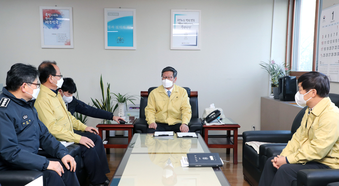 이용구 법무부 차관이 5일 오전 수원시 팔달구 수원구치소를 찾아 수용자 방역 상황 등에 대한 브리핑을 받고 있다. (사진=연합뉴스 제공)