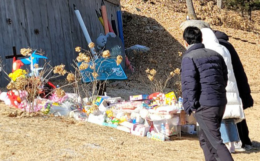 양부모의 학대로 생후 16개월 만에 사망한 정인 양이 안치된 양평군 하이패밀리 안데르센 공원묘원에 추모객들의 발길이 이어지고 있다. (사진=김영복 기자)