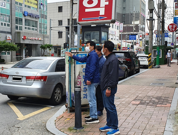 김민기 국회의원이 지난 9월 진용복, 남종섭 경기도의원과 함께 신갈오거리일대에서 주민들이 요구하는 전선지중화사업 구간을 확인하고 있다. (사진 = 의원실 제공)