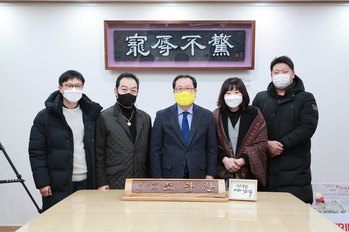 조광한 남양주시장이 지난 5일 집무실에서 백선아 시의원과 오남진접발전위원회 임원진들을 만나 9호선을 비롯한 지역현안 등에 대해 논의했다.(사진=남양주시 제공)