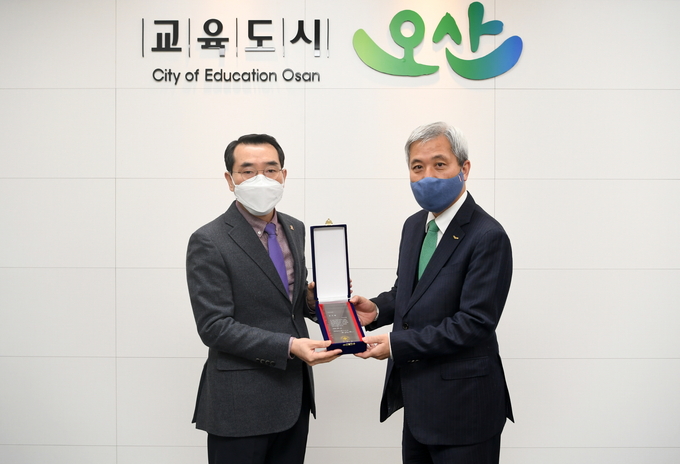 오산시가 생명 나눔 실천과 인간의 생명보호를 위한 혈액 사업 발전에 크게 기여한 공로로 대한적십자사 회장 감사패를 받았다.(사진=오산시 제공)