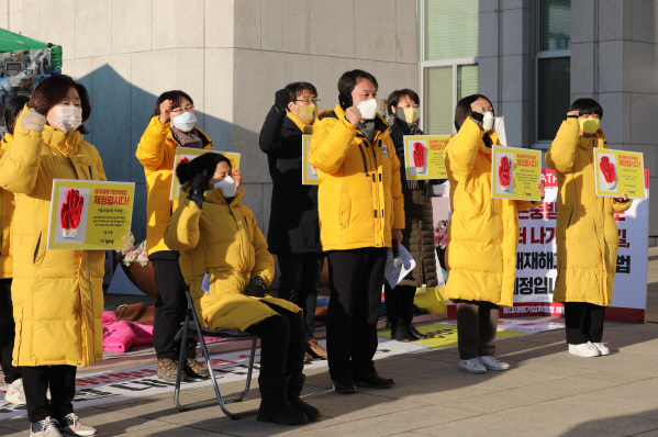 정의당 김종철 대표와 강은미 원내대표 등이 6일 국회 본청 앞에서 열린 중대재해기업처벌법 제정 관련 긴급기자회견에서 구호를 외치고 있다. (사진= 연합뉴스) 