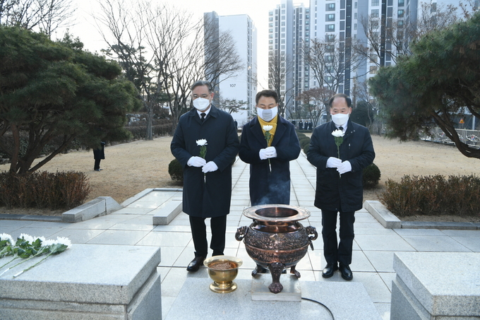안승남 구리시장이 지난 4일 오전 9시 인창중앙공원에 마련된 구리시 현충탑 참배를 시작으로 2021년 공식 업무를 시작했다. (사진=구리시 제공)