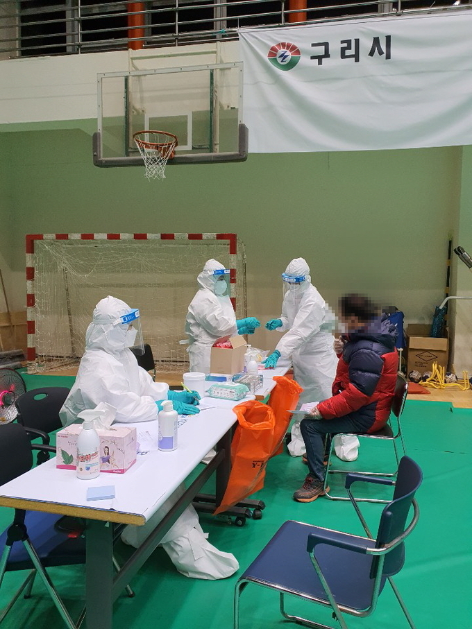 구리시가 지역 내 LH구리갈매사업단 임시 선별 검사소와 구리시 체육관 임시 선별 검사소를 운영하고 있다. (사진=구리시 제공)
