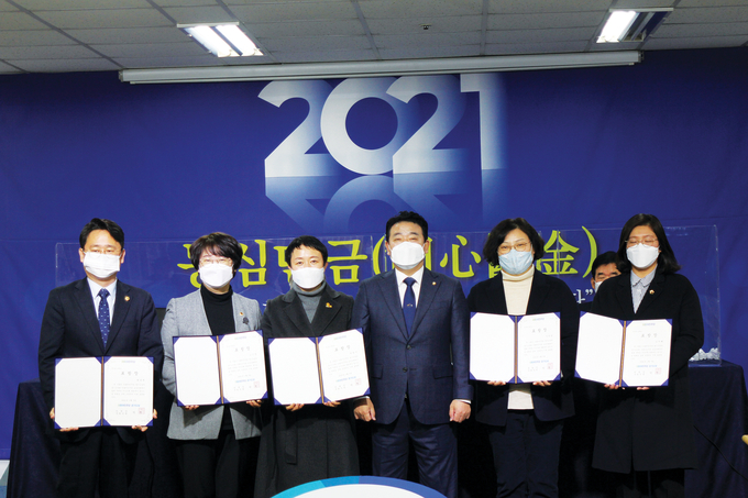 우수 조례로 선정된 경기도의회 5명의 의원들과 박정 더불어민주당 경기도당위원장이 기념촬영을 하고 있다(사진=더불어민주당 경기도당 제공)