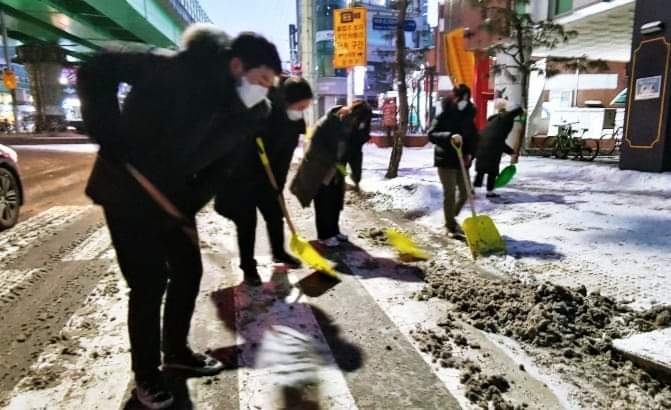 수원시 공직자들이 밤새 내린 눈을 치우고 있다. (사진=염태영 시장 SNS)