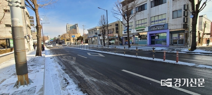 포천시청 앞 중앙로 제설 상황. 7일 오전 11시 현재 (사진=문석완 기자)