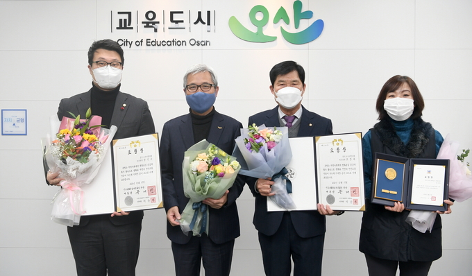 민주평통 오산시협 조창복 전회장과 장인수 고문이 2020년도 평화와 번영의 한반도 기반조성 유공분야에서경기도지사 표창을 수상했다(사진=오산시 제공)