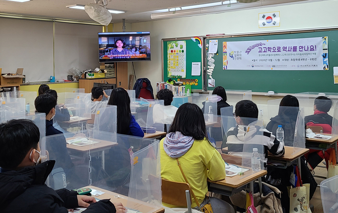 학생들이 온라인으로 한신대박물관의 문화유산교육 영상콘텐츠를 시청하고 있다.(사진=한신대학교 제공)