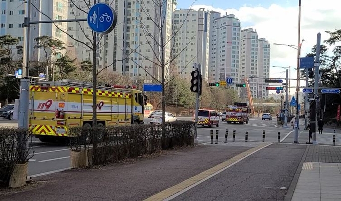 화성시가 7일 부터 긴급차량 우선신호시스템을 구축하고 운영에 들어갔다. 사진은 화성시 향남읍 향남우체국 사거리에 설치된 우선신호제어시스템. (사진=화성시 제공)