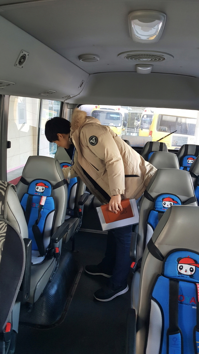어린이 통학버스 유아보호용 장구 설치 현장점검(사진=고양교육지원청 제공)