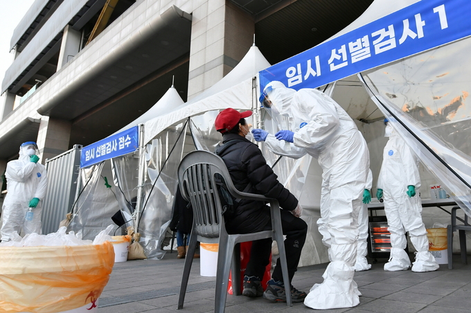 수원역 광장에 설치된 임시선별검사소. (사진=수원시 제공)