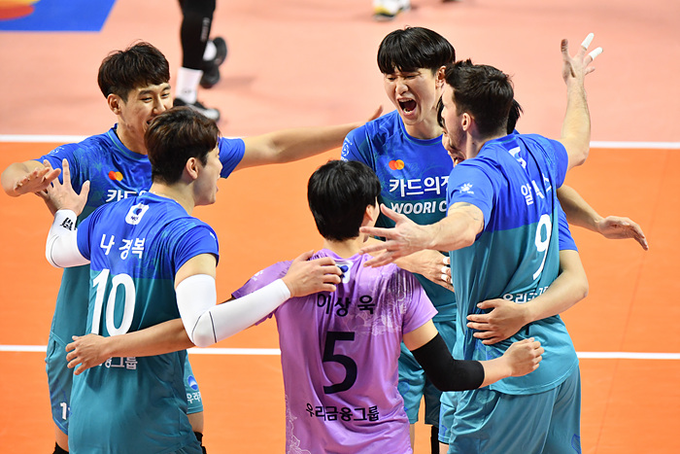 7일 서울 장충체육관에서 열린 도드람 2020-2021 V-리그 서울 우리카드와 안산 OK금융그룹의 경기에서 우리카드 선수들이 공격에 성공한 뒤 화이팅을 외치고 있다. (사진=KOVO 제공)