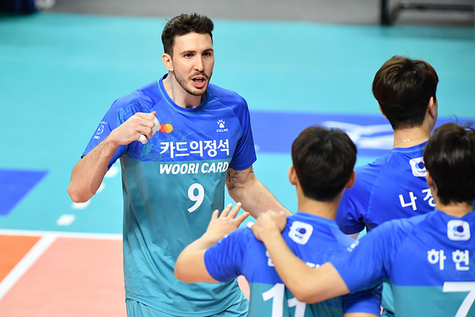 7일 서울 장충체육관에서 열린 도드람 2020-2021 V-리그 서울 우리카드와 안산 OK금융그룹의 경기에서 우리카드 알렉스가 득점 후 기뻐하고 있다. (사진=KOVO 제공)