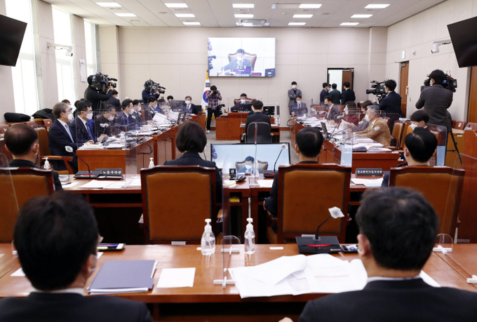 윤호중 법사위원장이 8일 오전 서울 여의도 국회에서 열린 법제사법위원회 전체회의에서 의사봉을 두드리고 있다. (사진= 연합뉴스) 