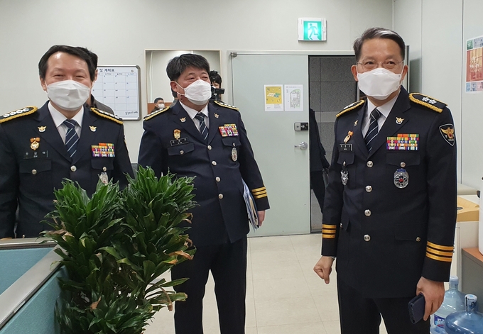 8일 공식 업무를 시작한 우종수 제6대 경기도북부경찰청장(우측)이 기자실을 방문해 기자들과 인사를 나누고 있다. (사진=고태현 기자)