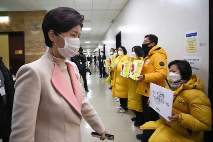 지난 7일 국회 법제사법위원회 법안심사 소위에 참석하는 백혜련 더불어민주당 법사위 법안심사 제1소위원회 위원장(왼쪽)과 정의당 강은미 원내대표(오른쪽)의 모습. (사진=연합뉴스)
