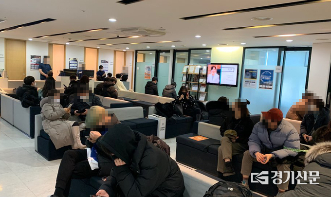 8일 한 개인병원 대기실에 진료를 기다리는 이들이 빼곡하게 앉아있다. (사진=노해리 기자)