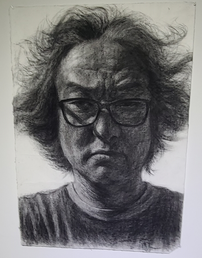 ‘이주영 콘테전-지동교, 봄’ 전시를 개최한 이주영 화가의 자화상. (사진=신연경 기자)