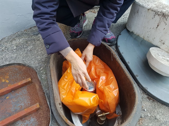 광주시가 연일 강력 ·한파에 따른 수도시설 계량기 동파 취약지역에 방지물품(동파방지팩) 3천300여개를 무료로 설치하고 있다.·(사진= 광주시제공)